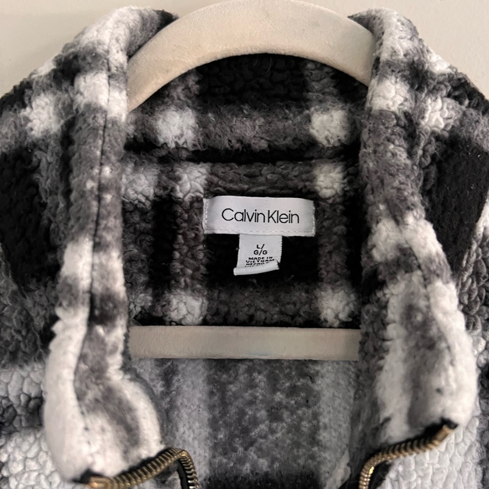 White and Black Plaid Calvin Klein Fuzzy Sherpa Jacket. - Picture 3 of 3